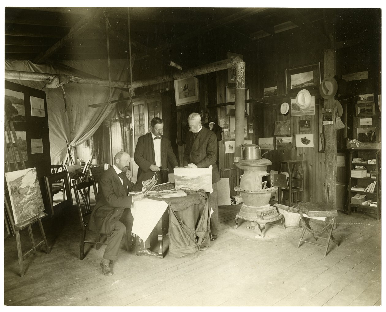 Zleva doprava: Cullen Yates - zakryté - Walter Dean, kolem 1905-11 (želatinová stříbrná fotografie) od Jessie Tarbox Beals