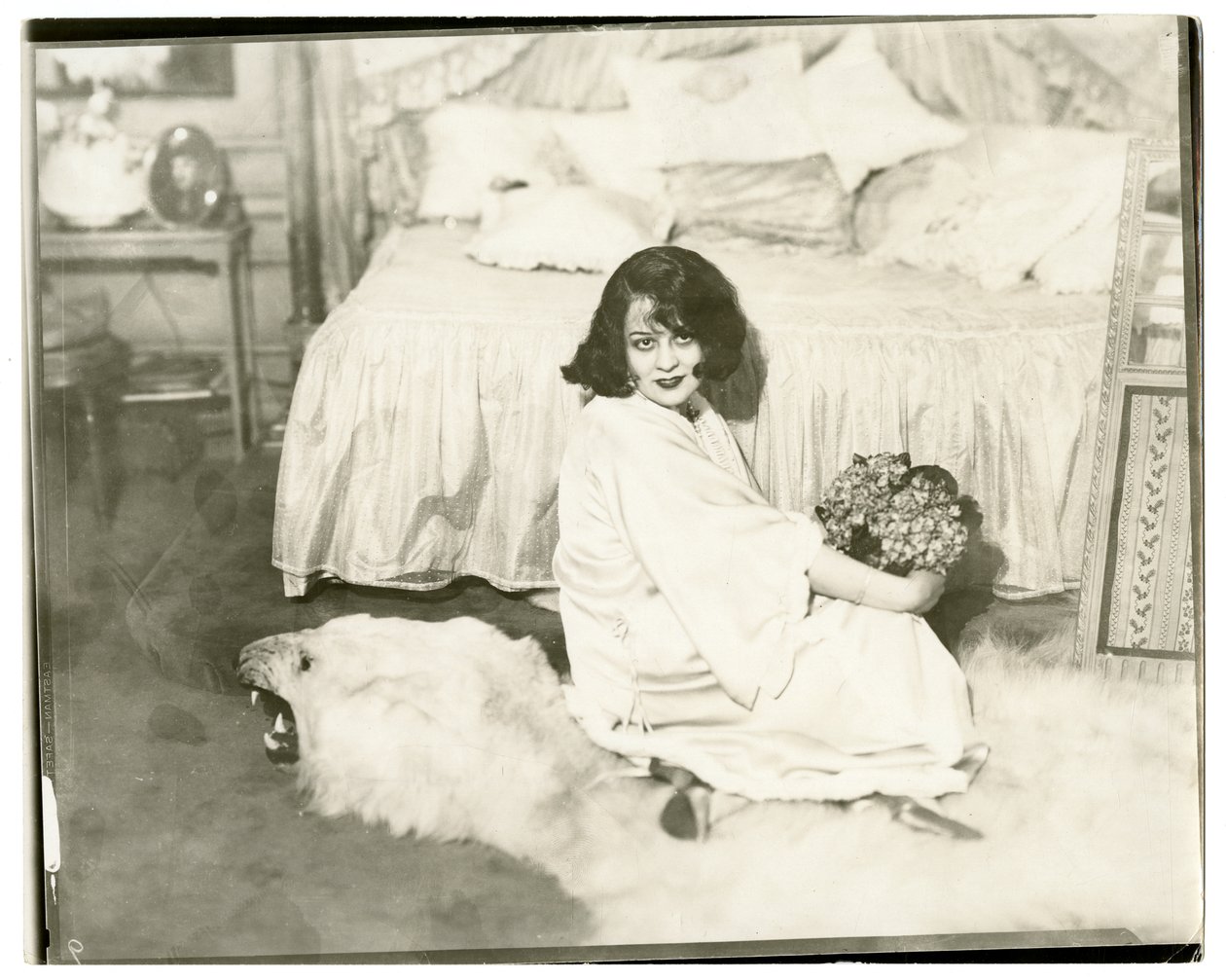Lenore Ulric, kolem 1915-28 (želatinová stříbrná fotografie) od Jessie Tarbox Beals