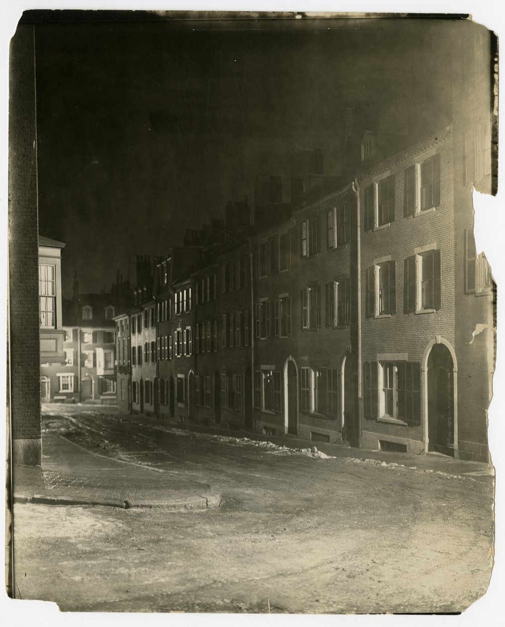 Při pohledu dolů na West Cedar Street, kde končí a protíná Chestnut St, Boston, USA, cca 1902-10 (želatinová stříbrná fotografie) od Jessie Tarbox Beals