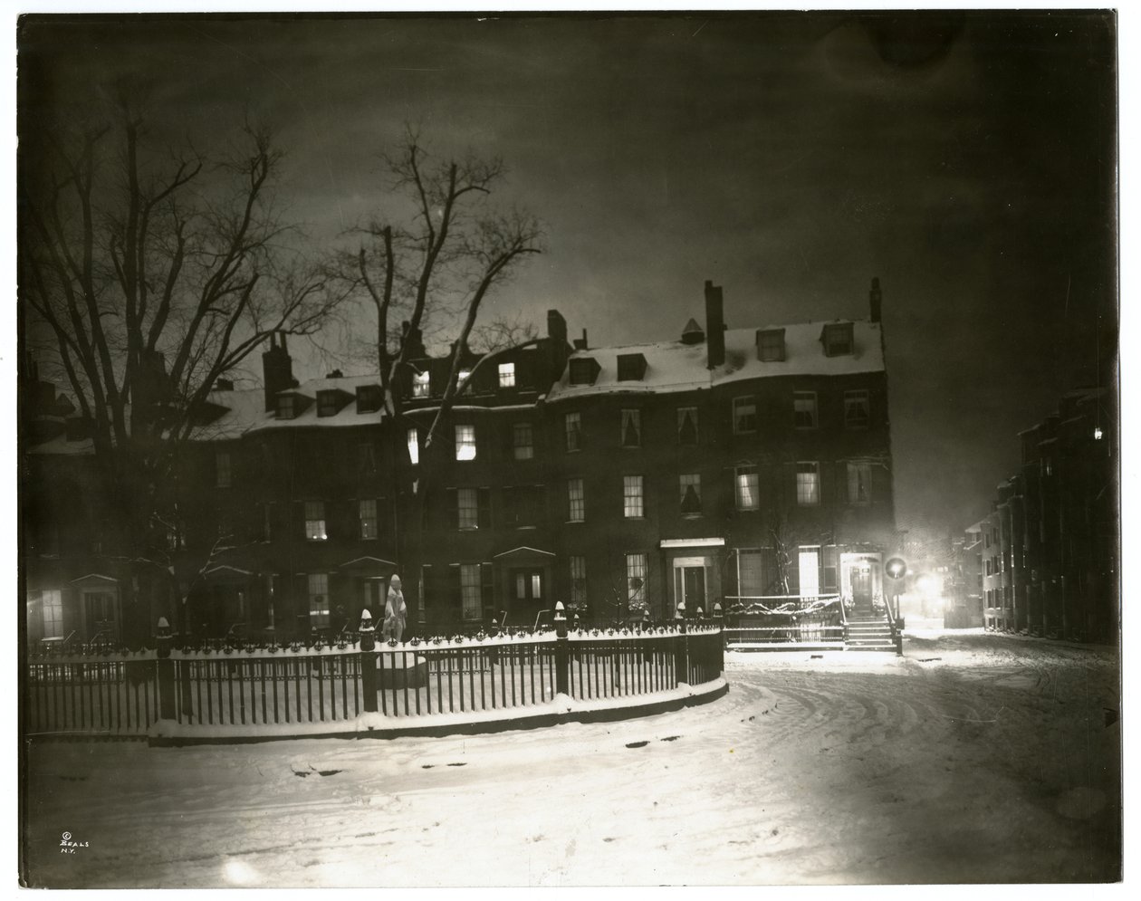 Louisburg Square, Boston Jenny Lind žila v rohovém domě, Boston, USA, kolem roku 1902-10 (želatinová stříbrná fotografie) od Jessie Tarbox Beals