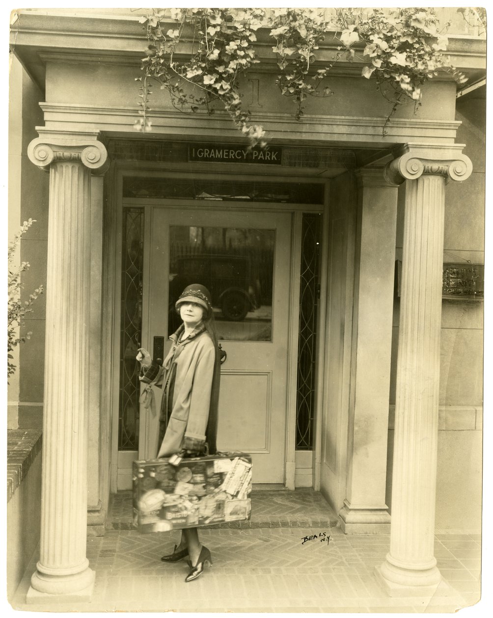 Mabel Herbert Urner, autorka Helen & Warren připravená na cestu do Evropy, kolem 1905-40 (želatinová stříbrná fotografie) od Jessie Tarbox Beals