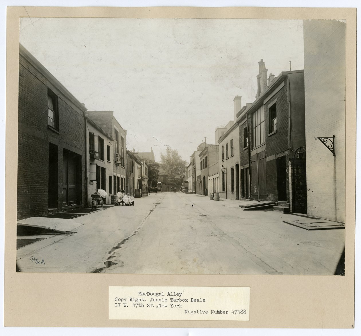 MacDougal Alley, Greenwich Village, New York, USA, cca 1905-20 (želatinová stříbrná fotografie) od Jessie Tarbox Beals