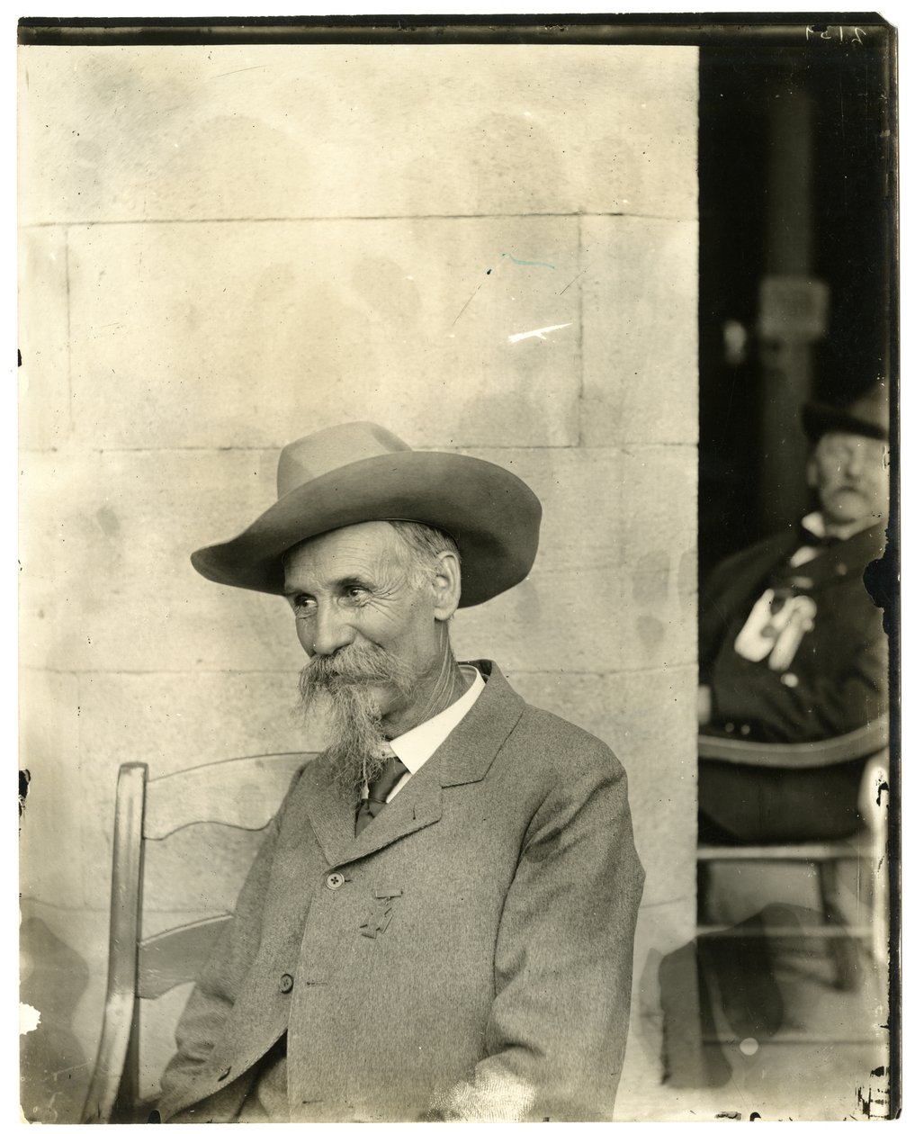 Muž s kloboukem, medaile, cca 1905-40 (želatinová stříbrná fotografie) od Jessie Tarbox Beals