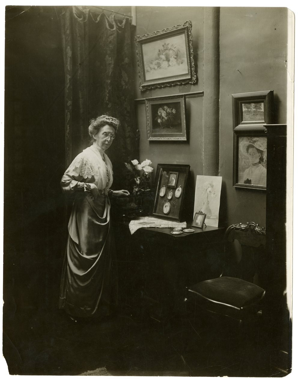 Slečna Wilmutová, cca 1905-18 (želatinová stříbrná fotografie) od Jessie Tarbox Beals