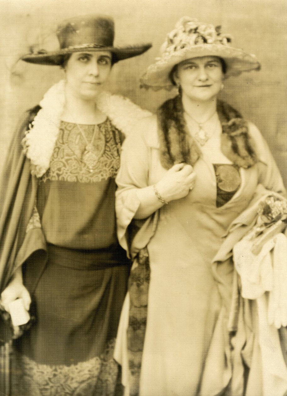 Paní Coolidge a její přítelkyně Frances Parkinson Keyesová od Jessie Tarbox Beals