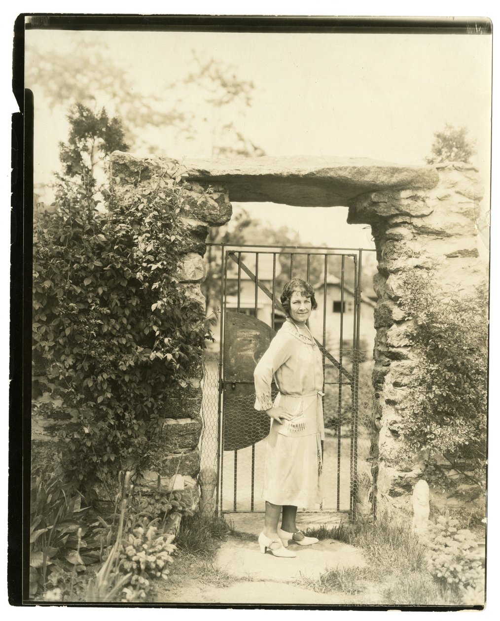 Paní Ernest Thompson Seton z Greenwich Conn, národní prezident League of American Pen Women, která se 18. června plaví s Field Expedition prozkoumat horní toky Amazonky. od Jessie Tarbox Beals