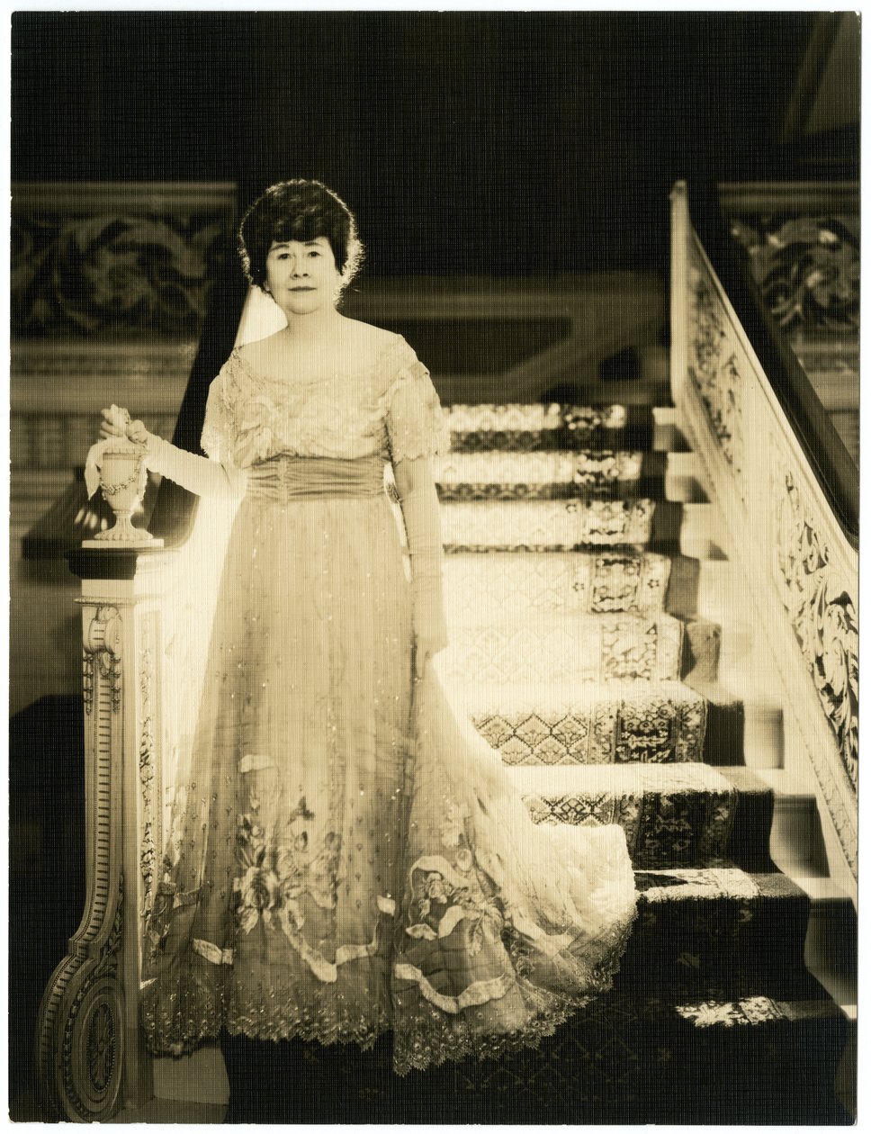 Paní Frank G Loganová z Chicaga, mecenáška umění, kolem 1931-34 (želatinová stříbrná fotografie) od Jessie Tarbox Beals