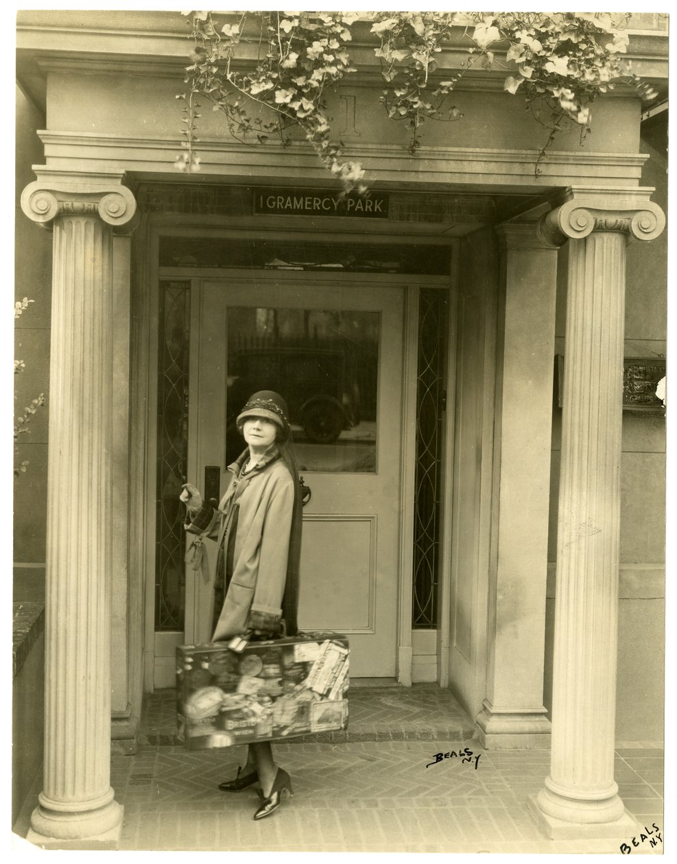 Paní L. C. Harperová (Mabel Herbert Urnerová) na cestě do Evropy sbírat vzorky, New York, USA, asi 1905-27 (želatinová stříbrná fotografie) od Jessie Tarbox Beals