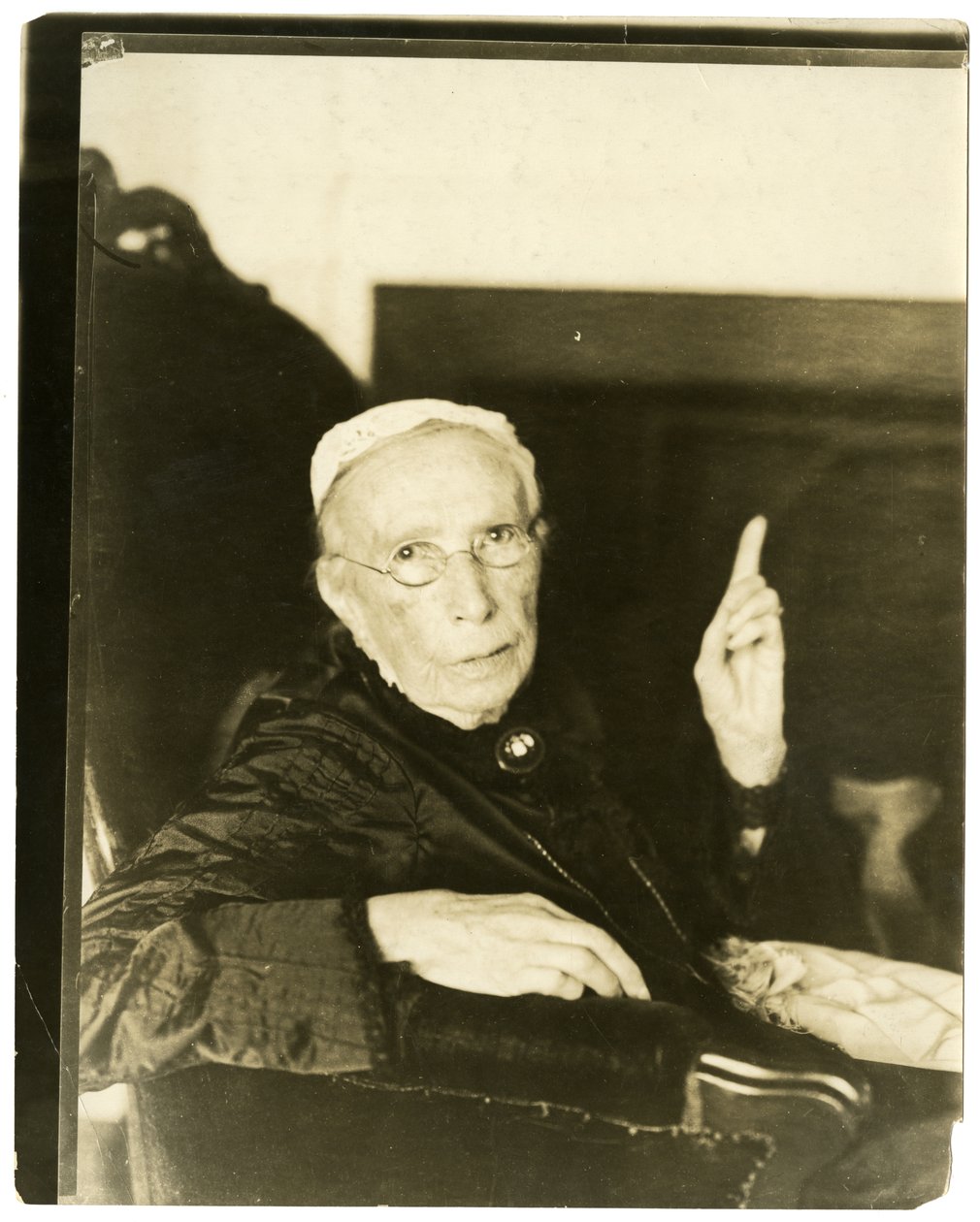 Paní Mary Moore, Brookline, Mass 91 let Recitující balada, kolem 1905-27 (želatinová stříbrná fotografie) od Jessie Tarbox Beals