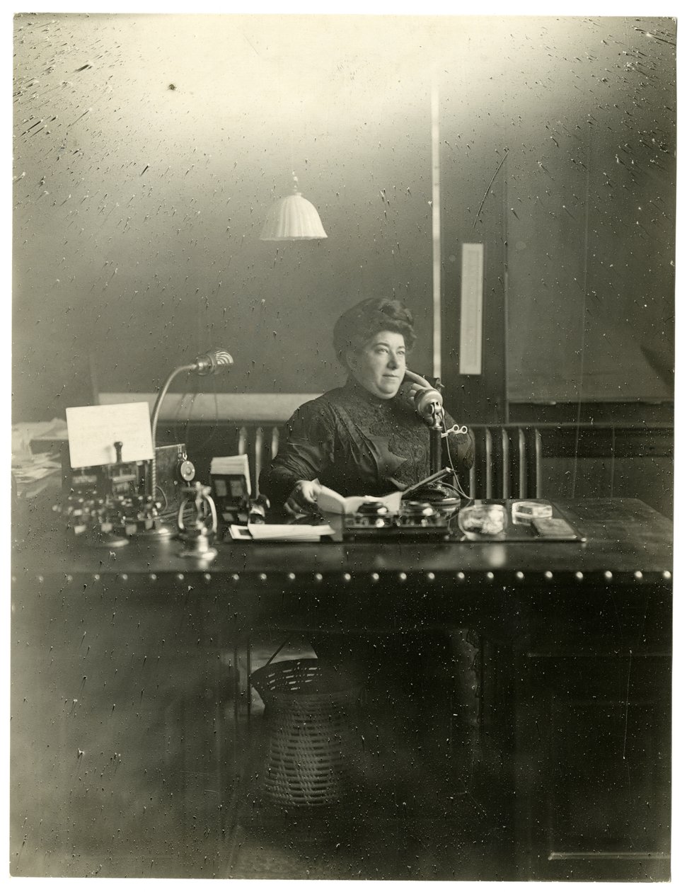 Paní Chas Netcher z Chicaga, majitelka jednoho z největších obchodů The Boston Store there Nyní je znovu vdaná, najděte si změnu jména Mollie Alpiner Netcher Newbury, kolem 1905-18 (želatinová stříbrná fotografie) od Jessie Tarbox Beals