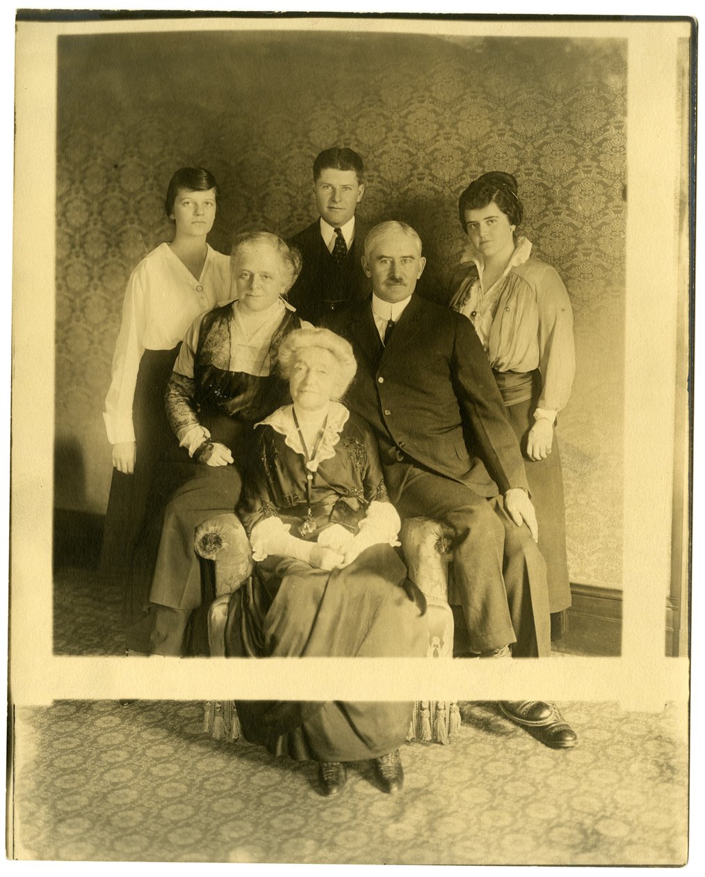 Stará dáma je paní Lyman Jamesová, sestra Marshalla Fielda, kolem 1905-28 (želatinová stříbrná fotografie) od Jessie Tarbox Beals
