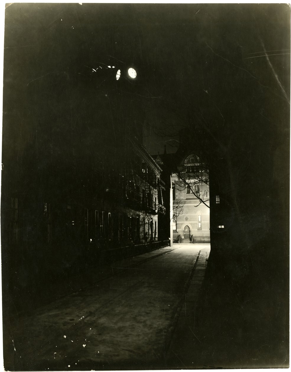 Patchin Place v noci, Greenwich Village, New York, USA, cca 1905-1920 (želatinová stříbrná fotografie) od Jessie Tarbox Beals