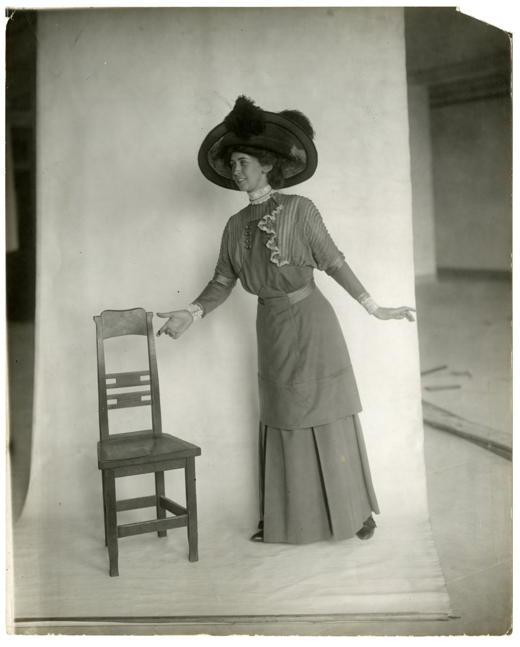 "Prosím posaďte se" Správná poloha nohou, paží a rukou, cca 1905-18 (želatinová stříbrná fotografie) od Jessie Tarbox Beals
