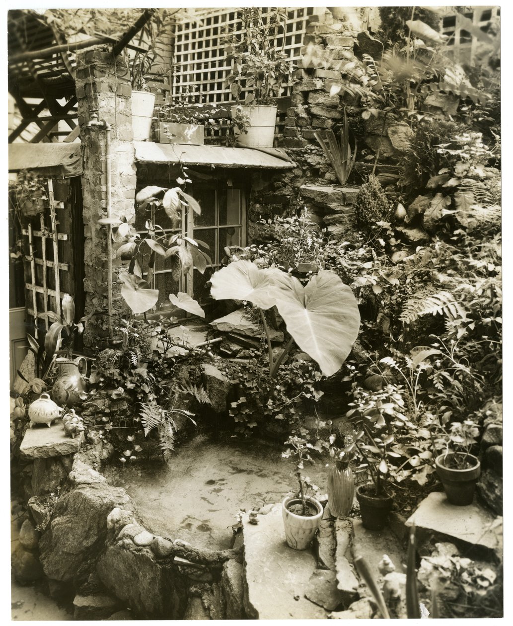 Bazén zobrazující terasu Domov George a Mary Stonehillových, Greenwich Village, New York, USA, cca 1936-37 (želatinová stříbrná fotografie) od Jessie Tarbox Beals