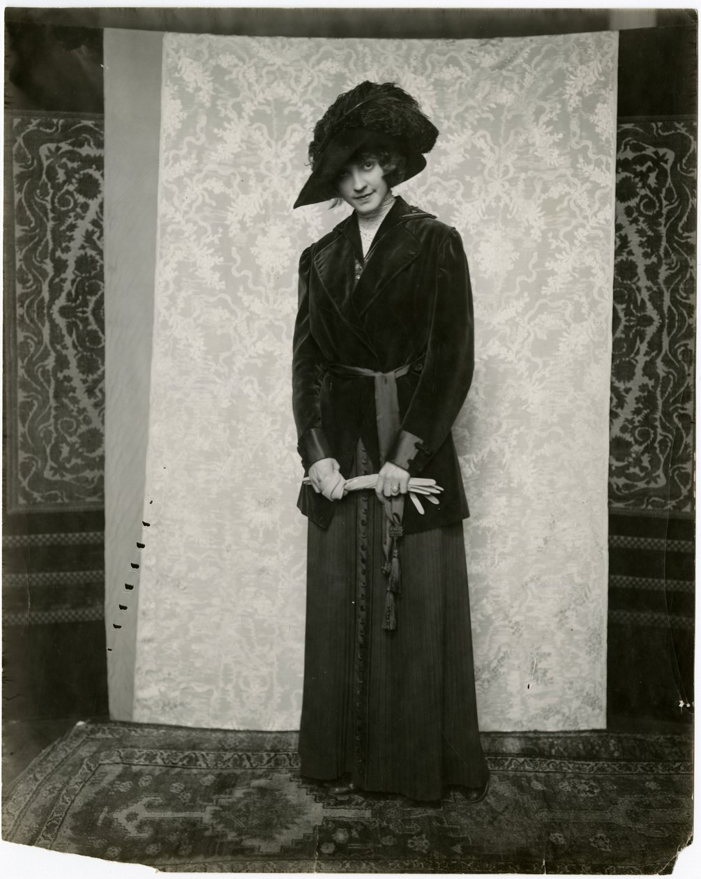 Červený sametový oblek s akordeonovou skládanou sukní, Arnold & Constable, cca 1905-18 (želatinová stříbrná fotografie) od Jessie Tarbox Beals
