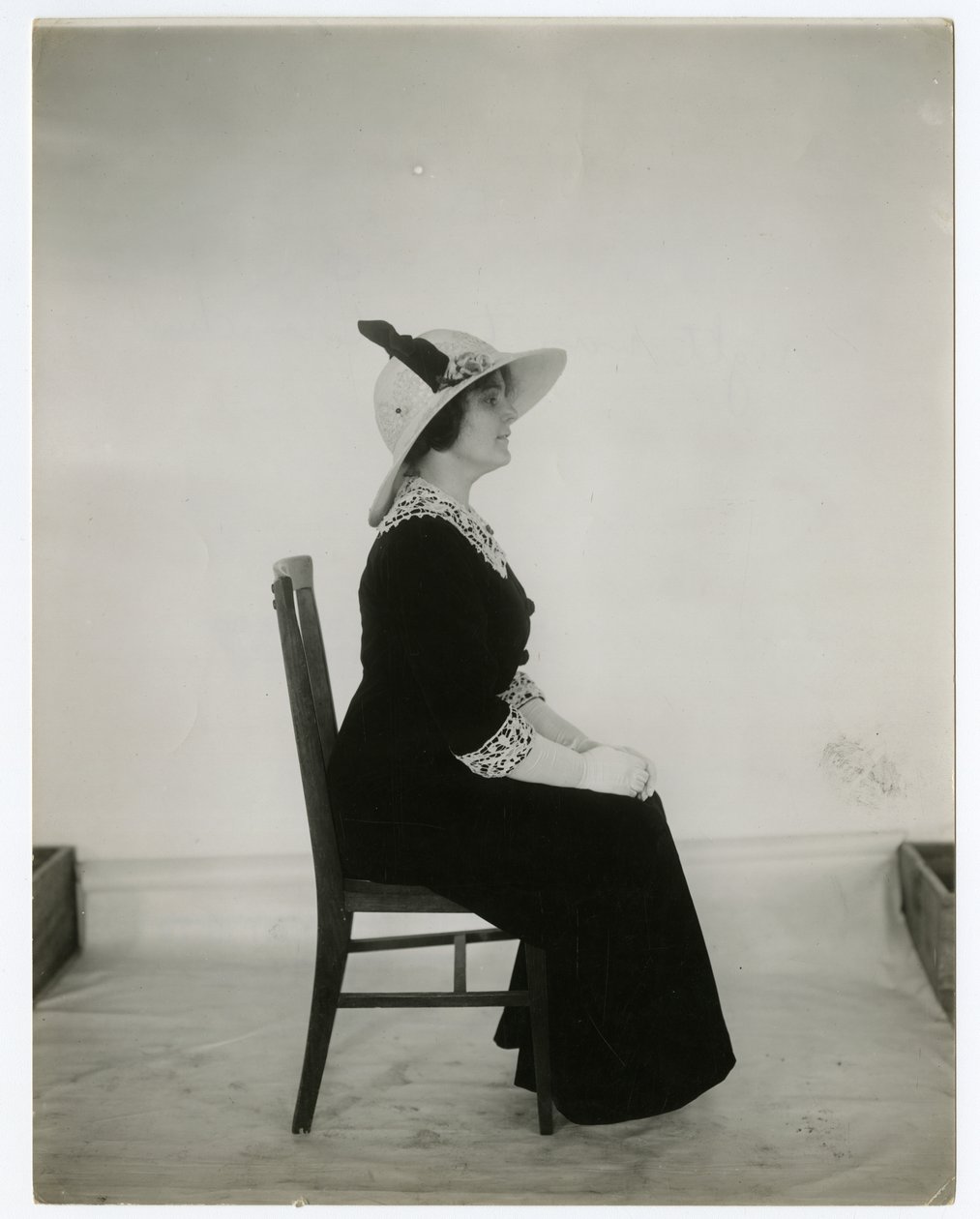 Správný způsob, jak sedět na židli, cca 1905-18 (želatinová stříbrná fotografie) od Jessie Tarbox Beals