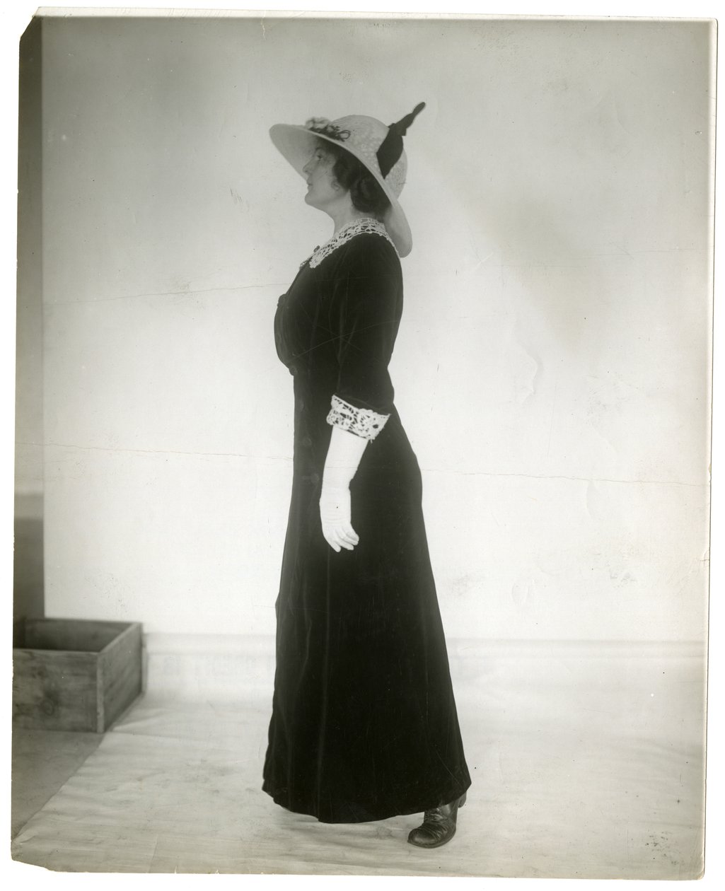 Správný způsob, jak stát při chůzi, cca 1905-18 (želatinová stříbrná fotografie) od Jessie Tarbox Beals