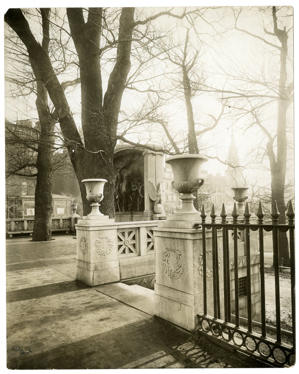 Shaw Memorial, Boston, USA, cca 1902-10 (želatinová stříbrná fotografie) od Jessie Tarbox Beals