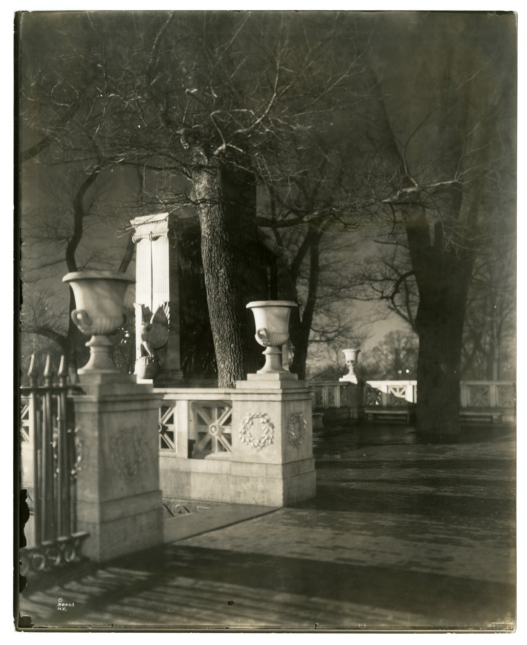 Shaw Memorial at night, Boston, Mass, USA, cca 1902-10 (želatinová stříbrná fotografie) od Jessie Tarbox Beals