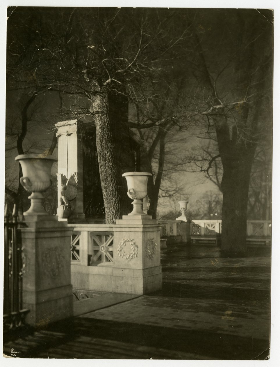 Shaw Memorial at night, Boston, USA, cca 1902-10 (želatinová stříbrná fotografie) od Jessie Tarbox Beals