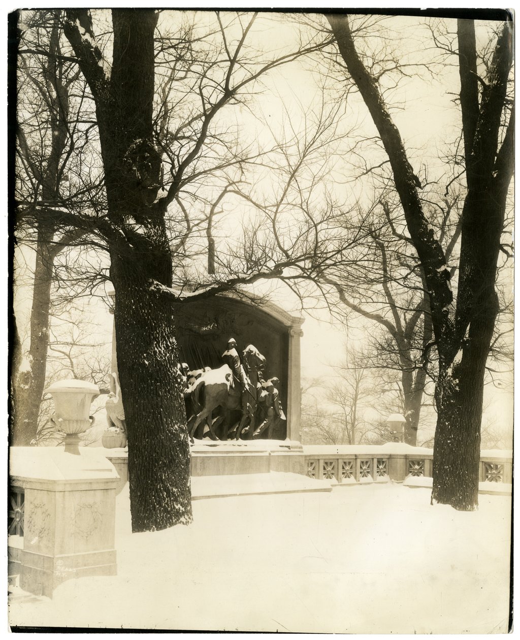 Shawův památník v bouři, Boston, USA, cca 1902-10 (želatinová stříbrná fotografie) od Jessie Tarbox Beals