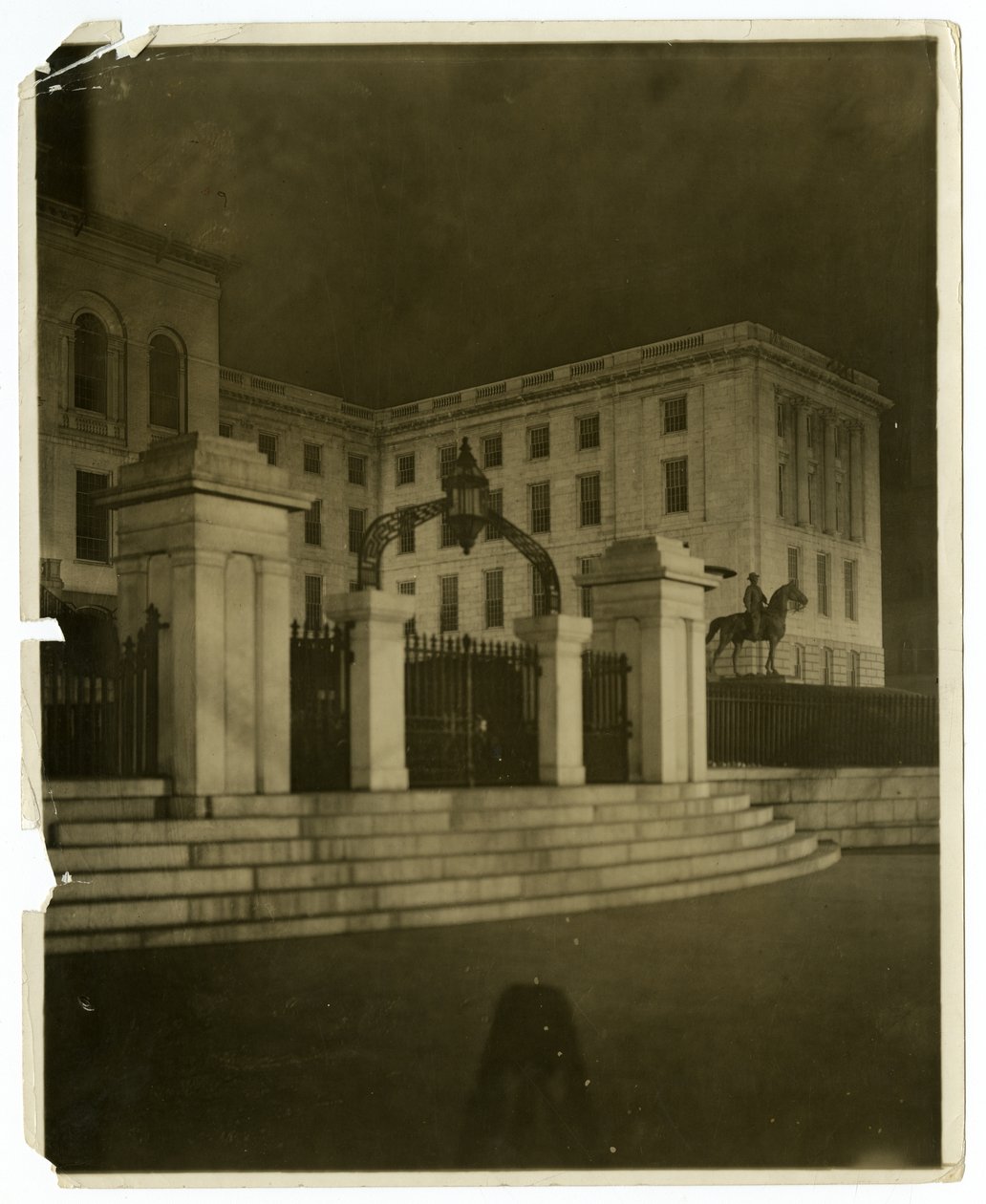 State House, Boston, USA, cca 1902-10 (želatinová stříbrná fotografie) od Jessie Tarbox Beals