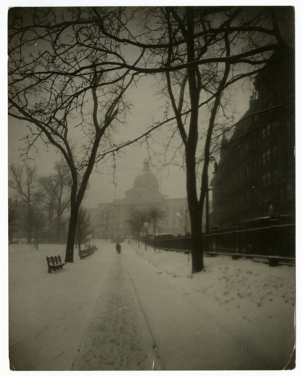 State House in Storm, Boston, USA, cca 1902-10 (želatinová stříbrná fotografie) od Jessie Tarbox Beals