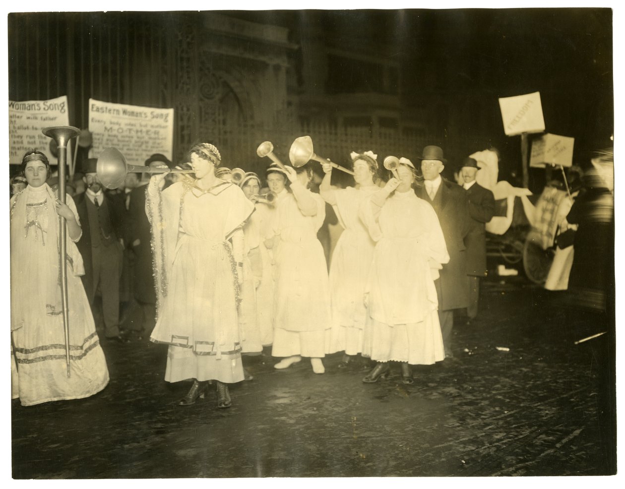 Suffrage Parade, Greenwich Village, New York, USA, cca 1915-18 (želatinová stříbrná fotografie) od Jessie Tarbox Beals