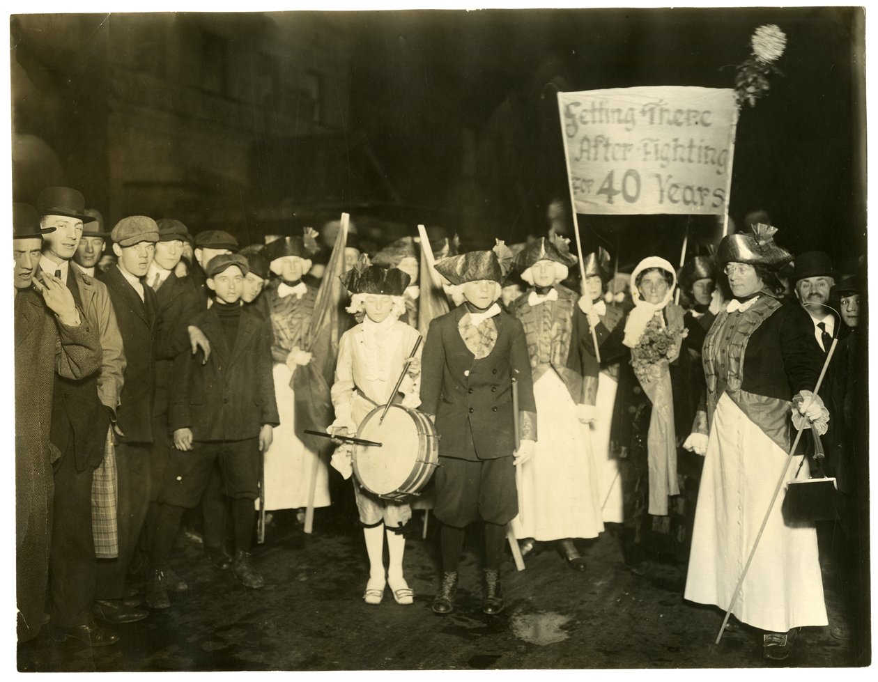 Suffrage Parade, Greenwich Village, New York, USA, cca 1915-18 (želatinová stříbrná fotografie) od Jessie Tarbox Beals