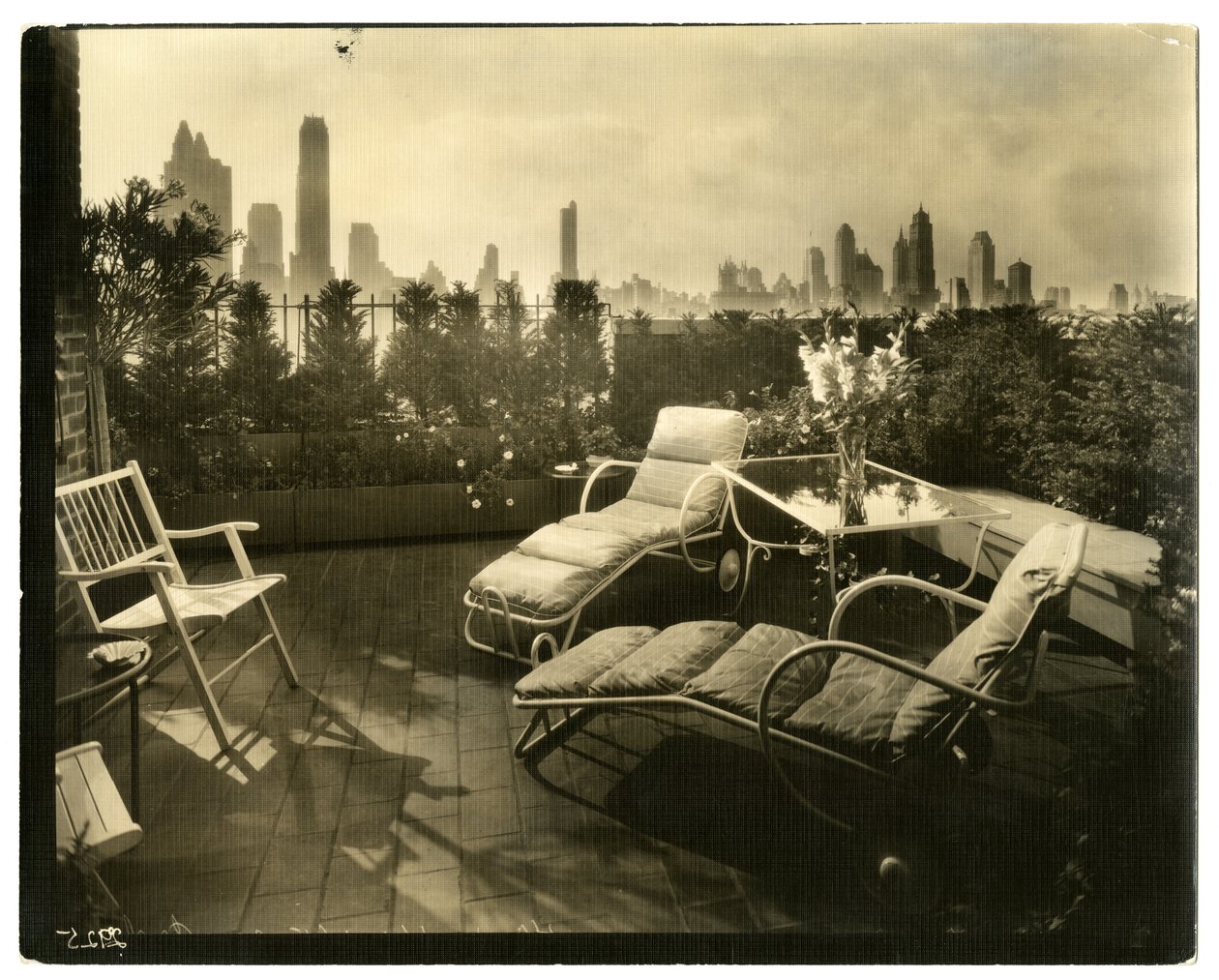 Terrace of Mrs Alice Woodward Rhinehardt, 400 E 52 St, c.1936-37 (želatinová stříbrná fotografie) od Jessie Tarbox Beals