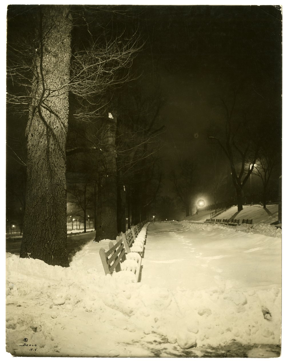 The Mall v noci, Boston, Mass, USA, asi 1902-10 (želatinová stříbrná fotografie) od Jessie Tarbox Beals