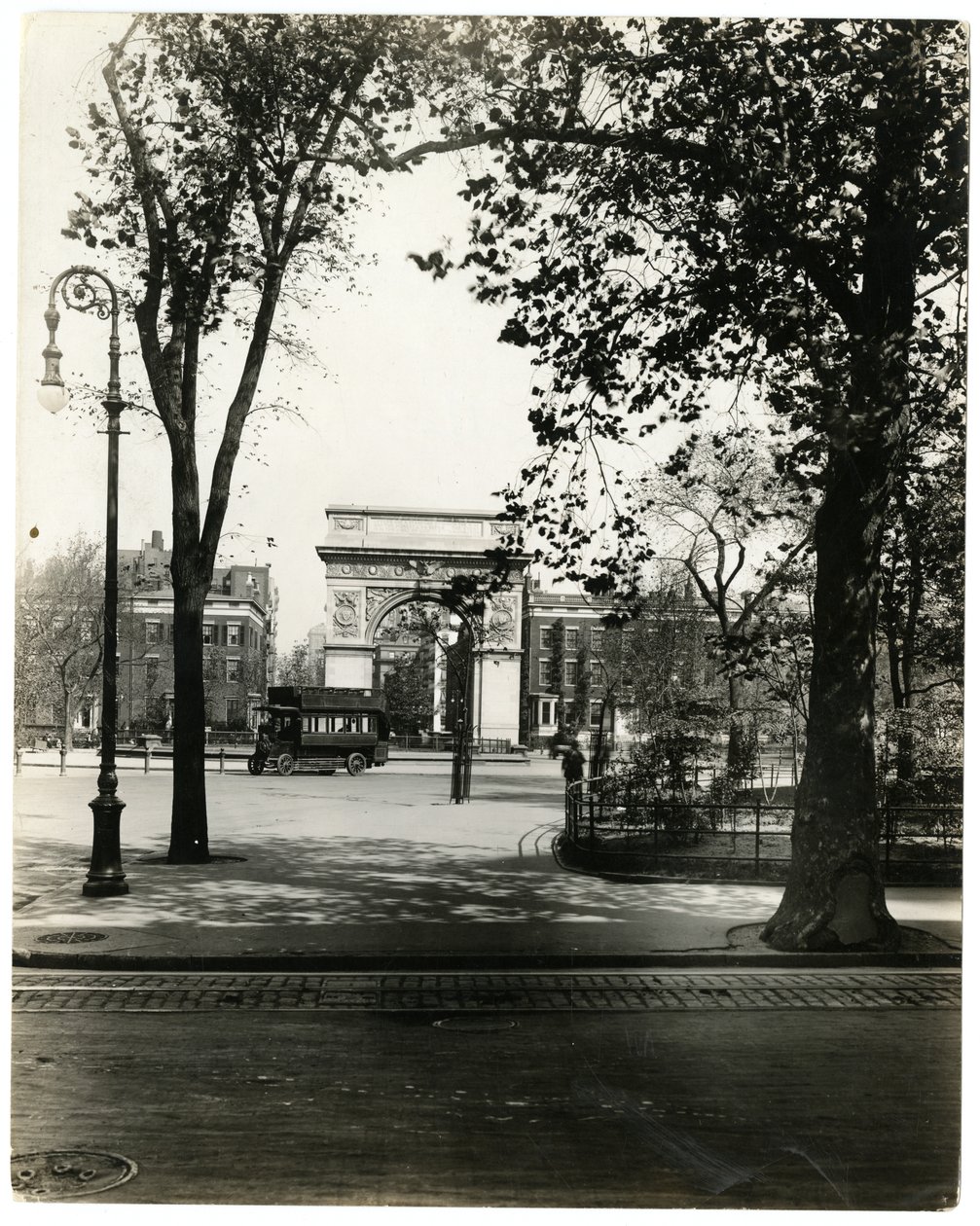 Washington Square North, New York, USA, cca 1905-40 (želatinová stříbrná fotografie) od Jessie Tarbox Beals