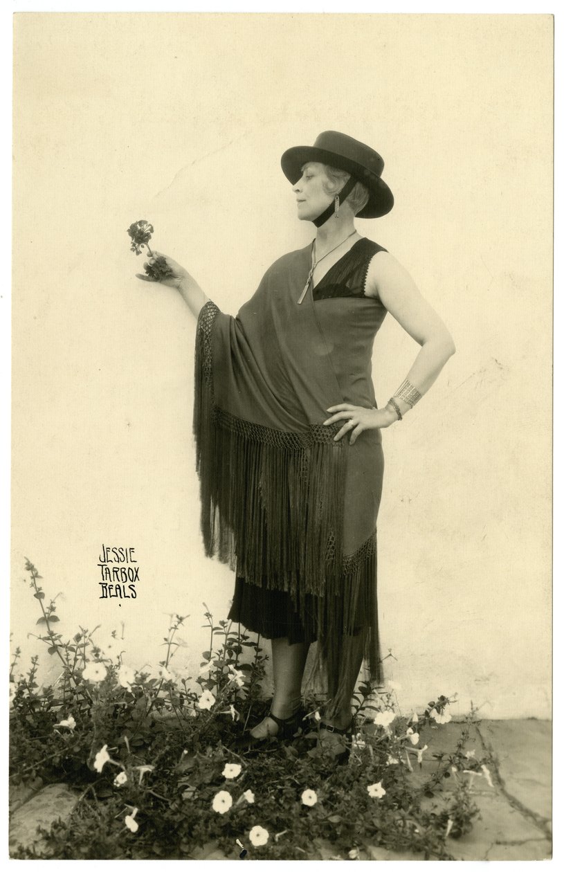 Žena držící květinu, cca 1905-40 od Jessie Tarbox Beals
