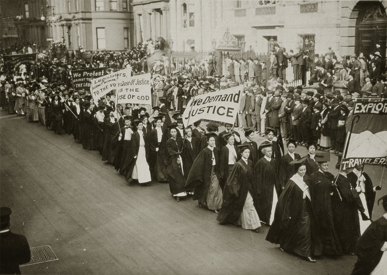 Ženy v akademických šatech pochodují v průvodu za volební právo v New Yorku, 1910 od Jessie Tarbox Beals