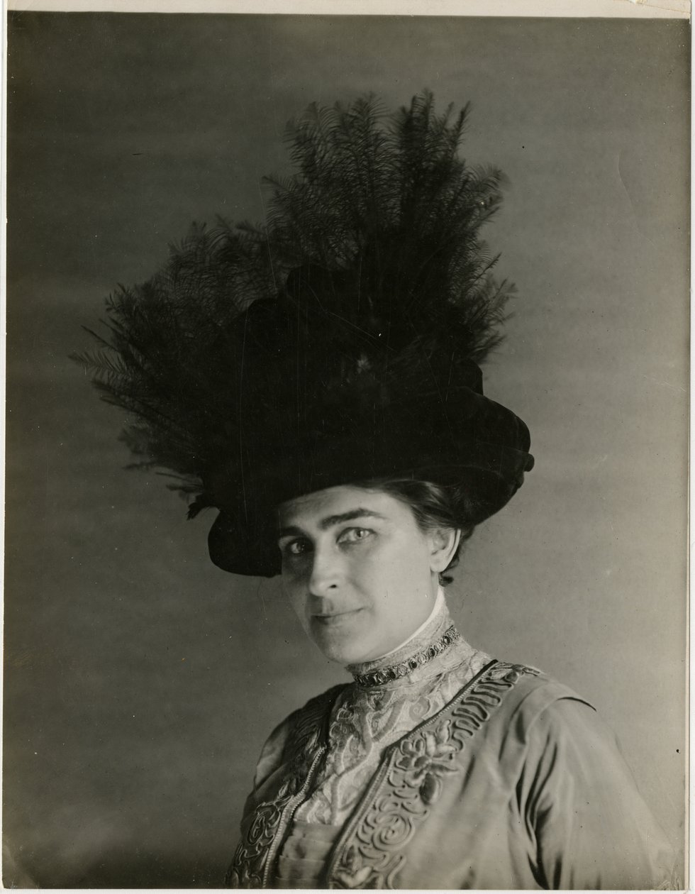 detailní záběr na opeřený klobouk, cca 1905-18 (želatinová stříbrná fotografie) od Jessie Tarbox Beals