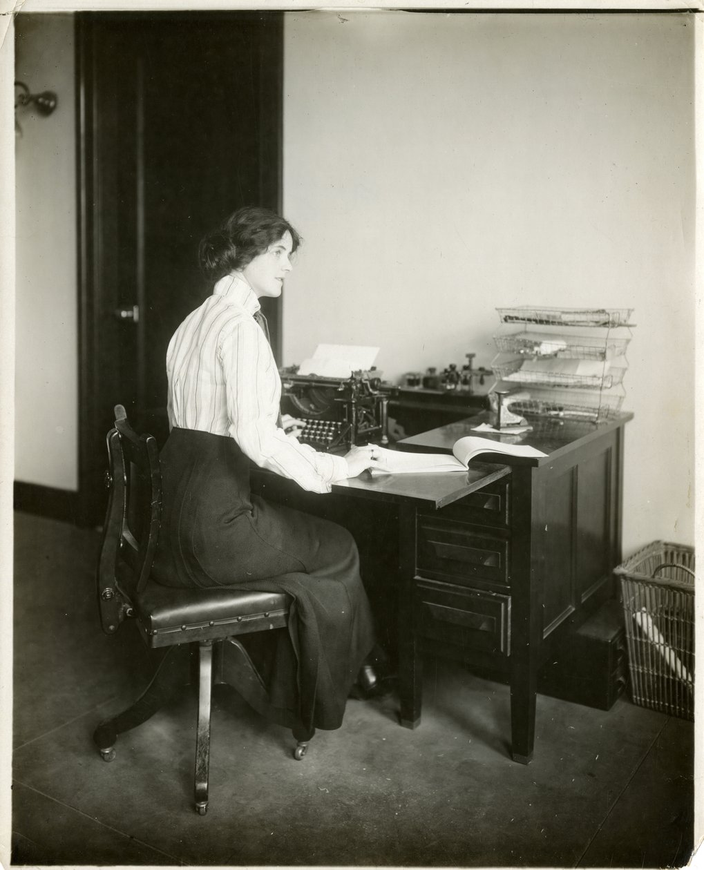 model s psacím strojem, cca 1905-18 (želatinová stříbrná fotografie) od Jessie Tarbox Beals