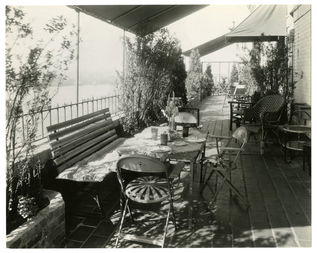 terasa s výhledem na řeku, cca 1936-37 (želatinová stříbrná fotografie) od Jessie Tarbox Beals