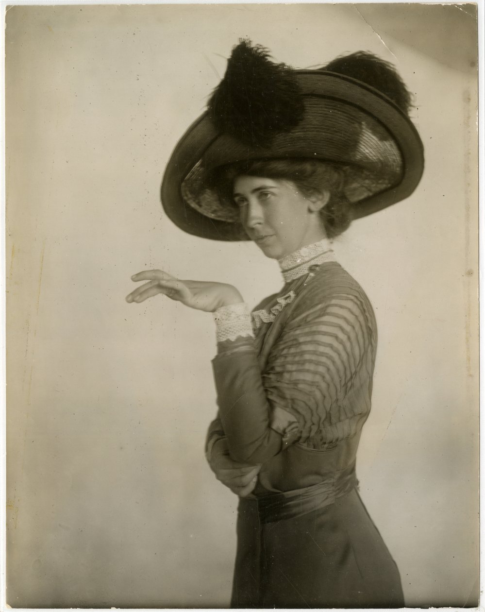 profil opeřeného klobouku, cca 1905-18 (želatinová stříbrná fotografie) od Jessie Tarbox Beals
