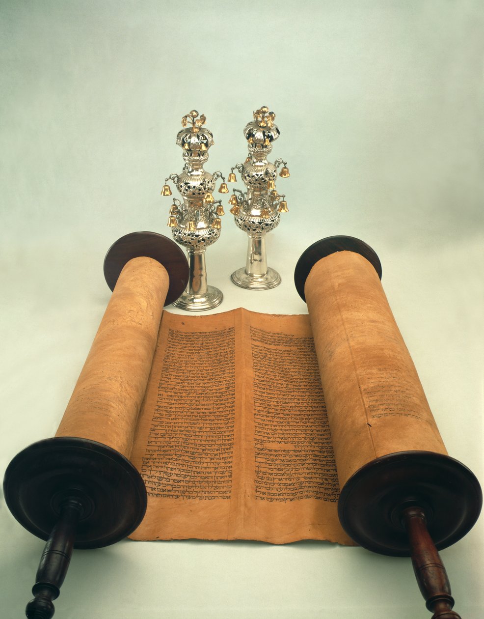 Svitek Tóry se stříbrnou korunou (papír, dřevo a stříbro) od Jewish School