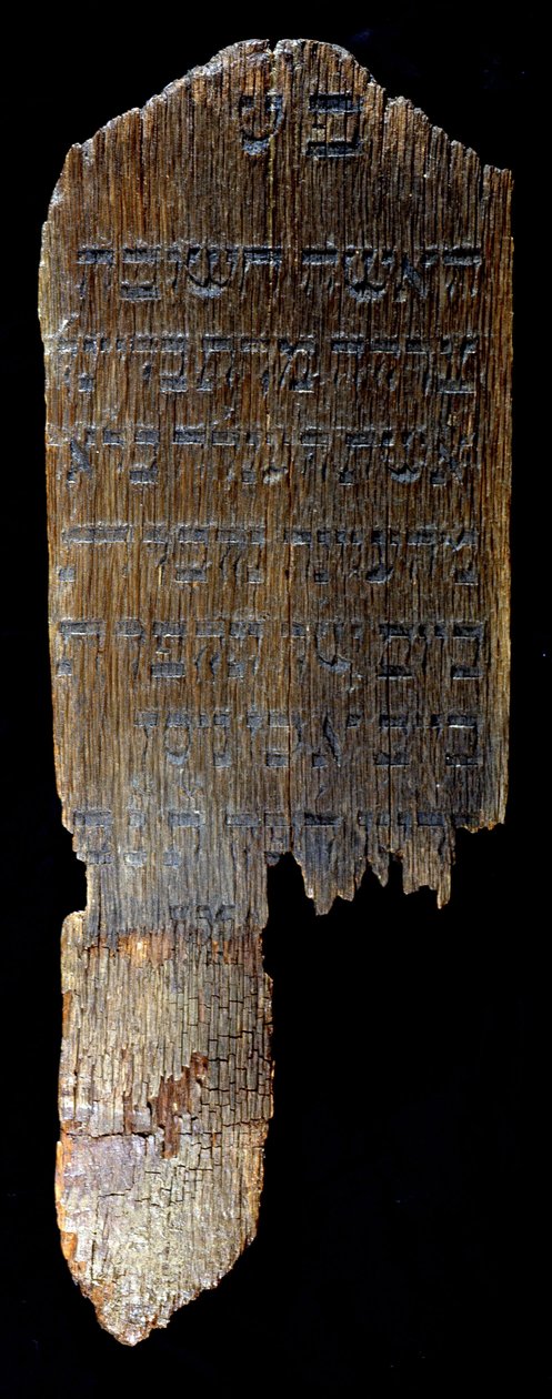 Pohřební stéla z Hegengeimu (Horní Porýní) uchovaná v Židovském muzeu v Basileji ve Švýcarsku. 82 x 29 x 4,5 cm. „“ Za Brainu, manželku Henleho (?) Blocha z Hegengeimu, pohřbenou v roce 26 Nissan 615 (= 1855)“. od Jewish School