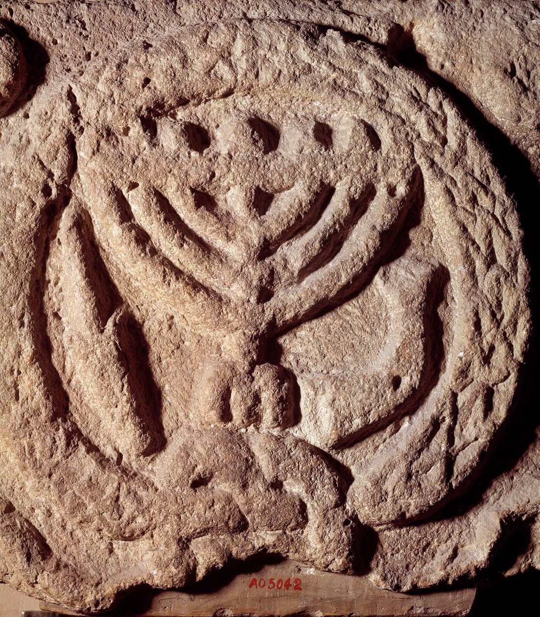 Judaismus: architektonický prvek v čediči synagogy zdobený svícnem se sedmi ratolestmi (Menora nebo Menora), palmou a trubkou. Z Transjordánska. Asi 100 n.l. Paříž, muzeum Louvre od Jewish School