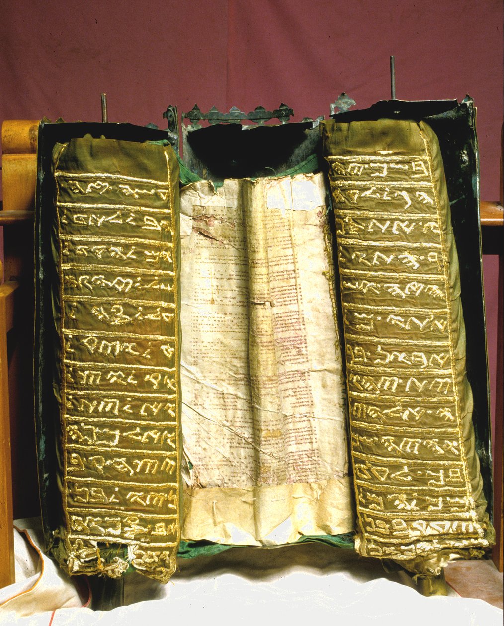Samaritánský svitek Pentateuchu ve speciálně zdobeném stříbrném pouzdře od Jewish School