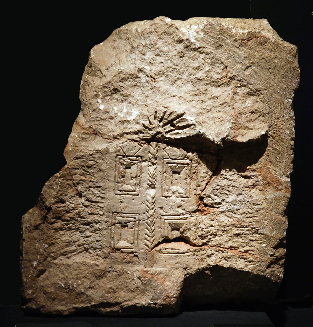 Reliéf svatyně Tóry z Khirbet es-Samara, Samaří, cca 4. století našeho letopočtu (kámen) od Jewish School
