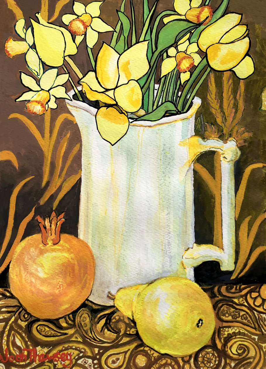 Tulipány a narcisy v bílém džbánu, s textilem, granátovým jablkem a hruškou (akvarel) od Joan Thewsey
