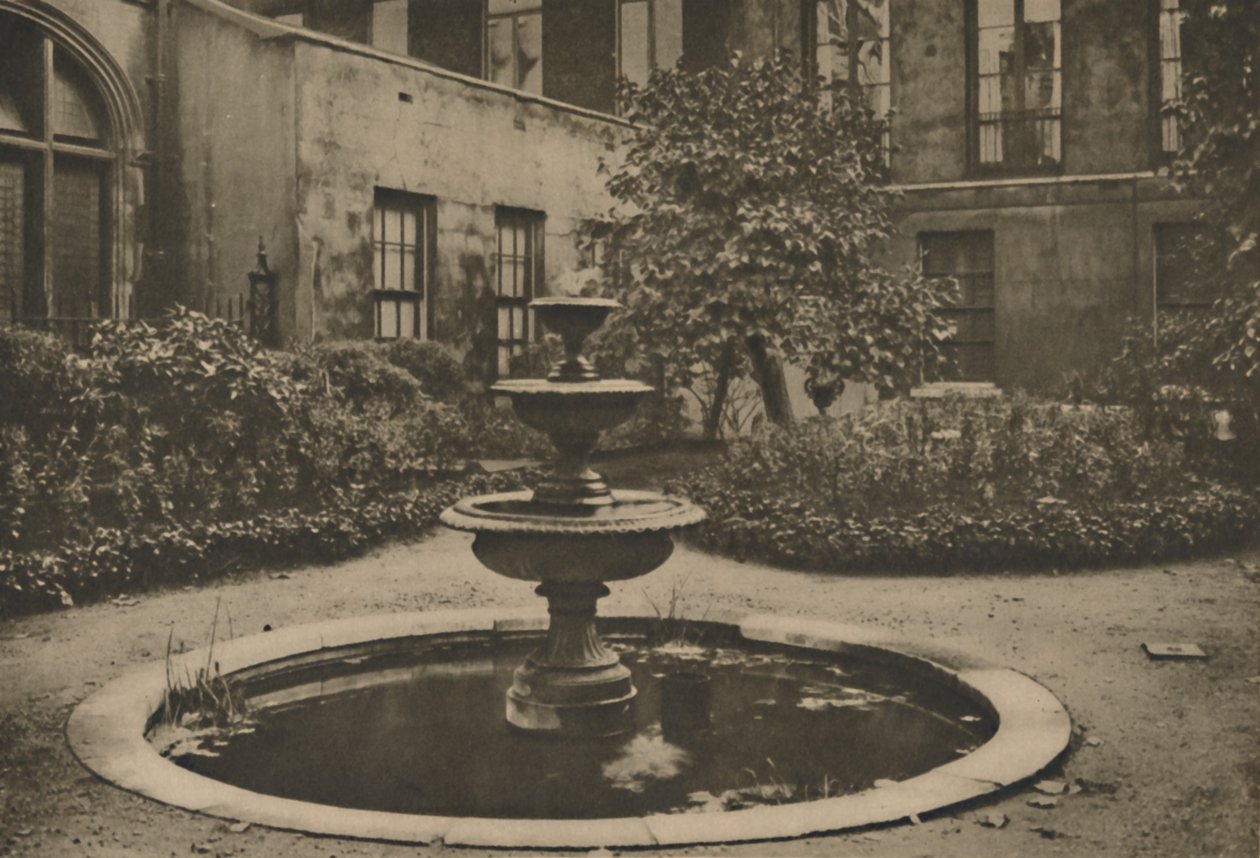 Starověký Mulberry Tree a fontána v Garden of Drapers Hall, c1935. od Joel