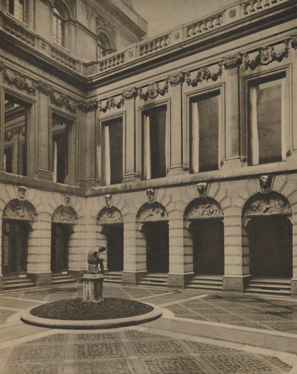 Nádvoří Drapers Hall v Throgmorton Street, c1935. od Joel