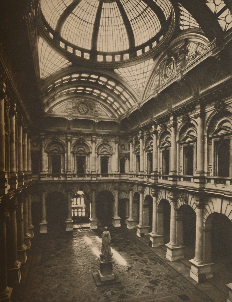 Vnitřní dvůr královské burzy se skleněnou střechou, c1935. od Joel