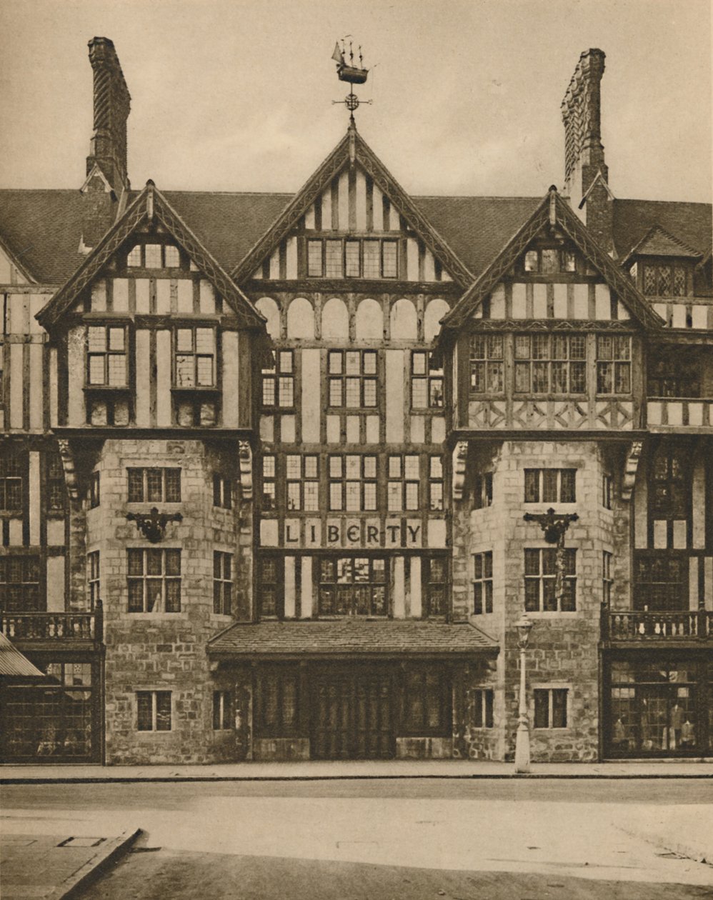 Část budovy Libertys Tudor v Great Marlborough Street, c1935. od Joel