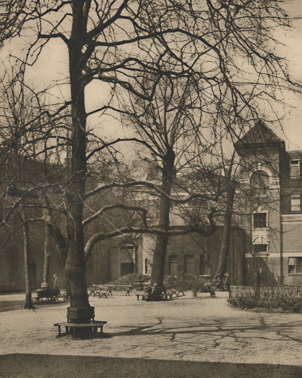 Pod jilmy na nádvoří nemocnice Middlesex, c1935. od Joel