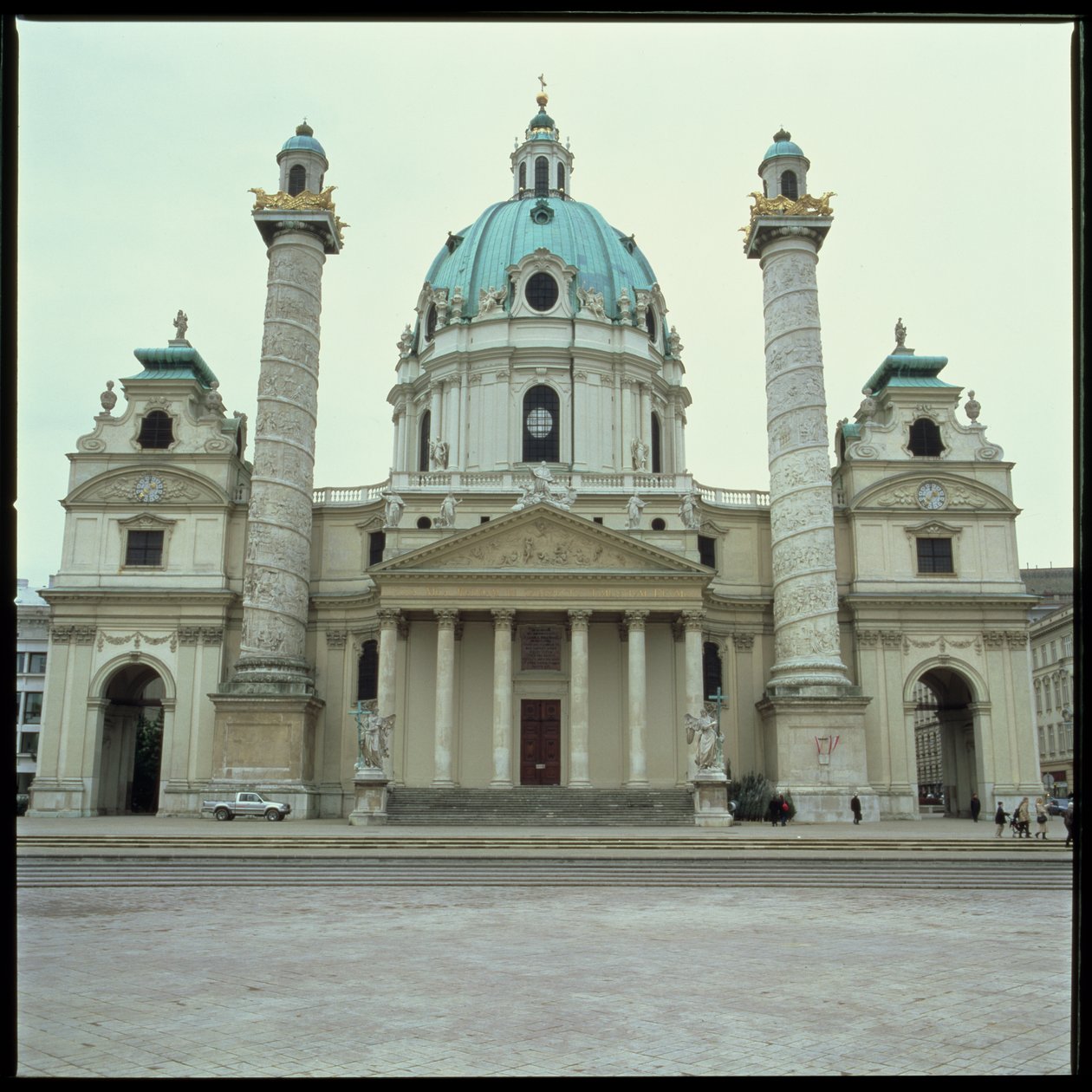 Karlskirche, postavený v letech 1714-37 od Johann Bernhard Fischer von Erlach